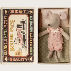 Hovedbilde Maileg Mus lilles&oslash;ster i eske - rutete pysj