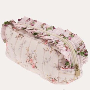 Hovedbilde Toalettveske Garden Blooms - liten med volanger 