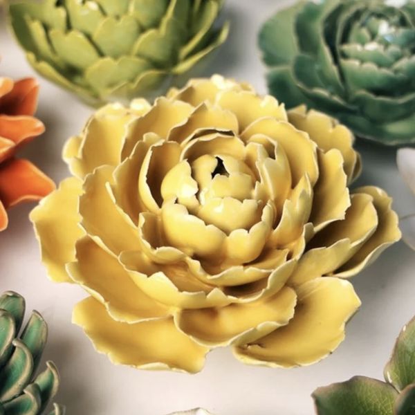 Blomst i keramikk - Lys solgul peon 13,5cm